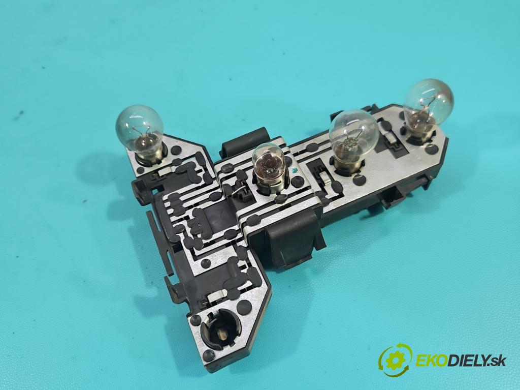 Vw Golf IV 1997-2003 1.6 SR 101 HP manual 74 kW 1595 cm3 5- svetlo / reflektor zadné pravé  (Kľučka dverí ostatné)