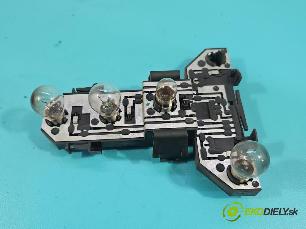 Vw Golf IV 1997-2003 1.6 SR 101 HP manual 74 kW 1595 cm3 5- svetlo / reflektor zadné pravé  (Kľučka dverí ostatné)