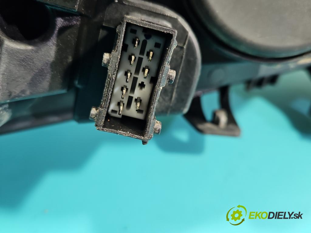 Peugeot 307 1.6 hdi 90 HP manual 66 kW 1560 cm3 5- Reflektor: pravý 9681832980-00 (Svetlo predné pravé)