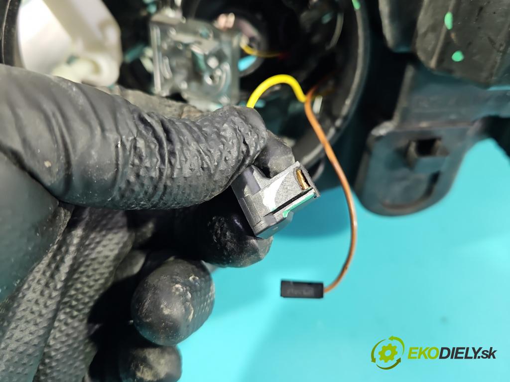 Peugeot 307 1.6 hdi 90 HP manual 66 kW 1560 cm3 5- Reflektor: pravý 9681832980-00 (Svetlo predné pravé)