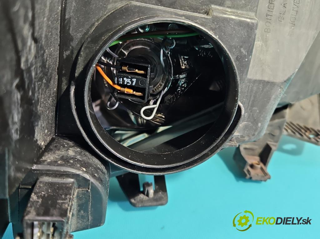 Peugeot 307 1.6 hdi 90 HP manual 66 kW 1560 cm3 5- Reflektor: pravý 9681832980-00 (Svetlo predné pravé)