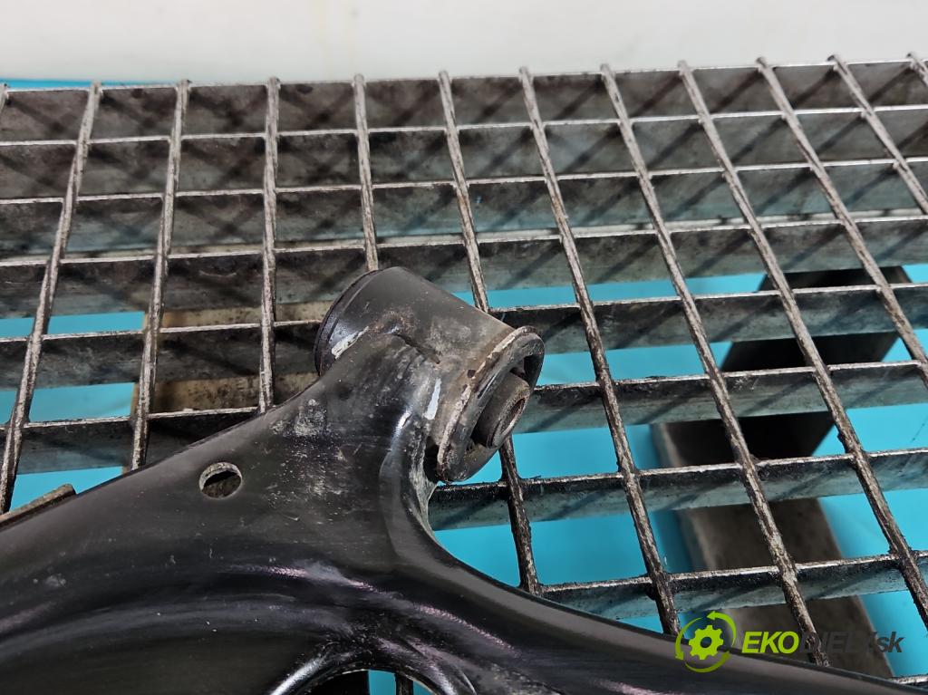 MG MG3  24- 1.5 16V 116 HP manual 85 kW 1495 cm3 5- predné ľavý  (Kľučka dverí ostatné)