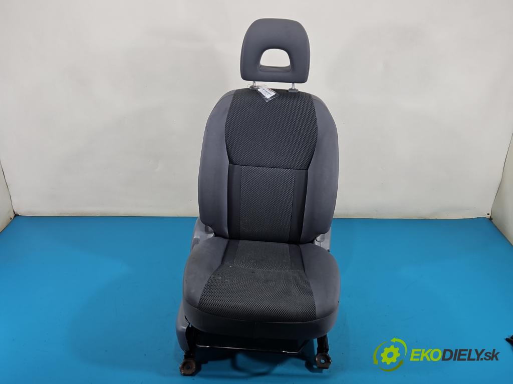 Toyota Rav4 II 2000-2005 2.0 D4D 1CD 133 HP manual 98 kW 1995 cm3 5- Sedačka pravý  (Sedadlo)