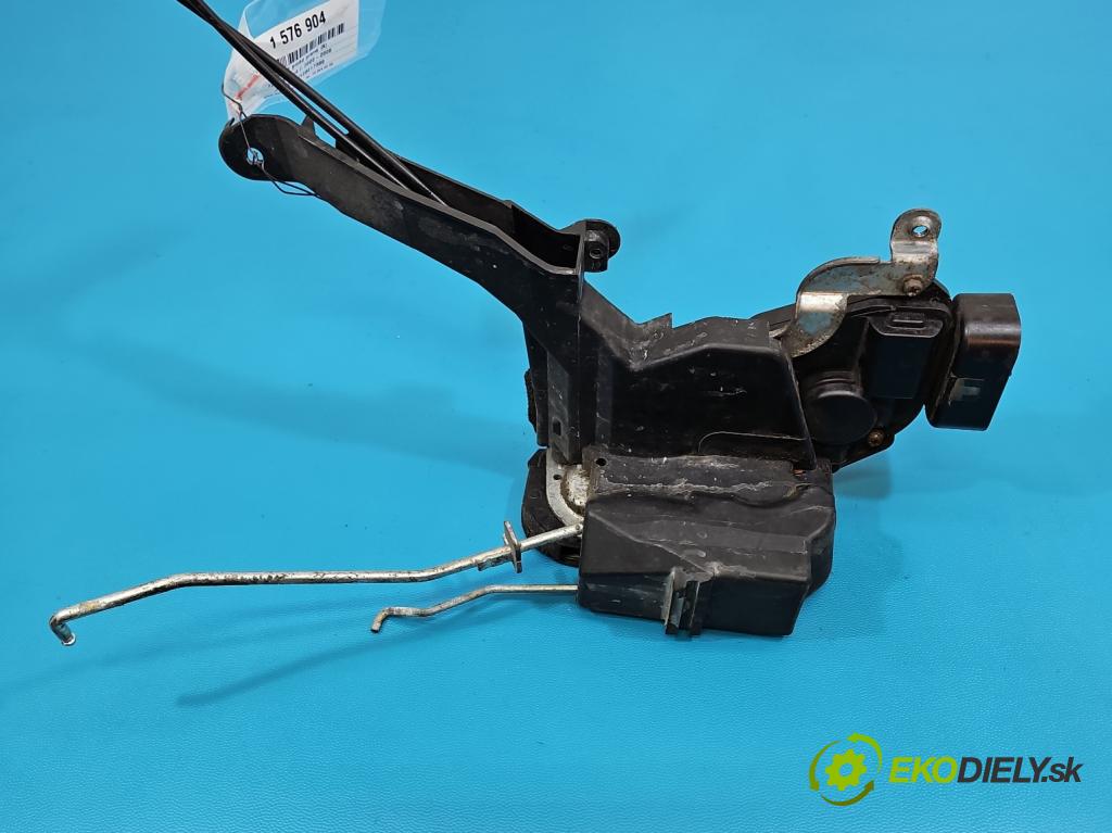 Toyota Rav4 II 2000-2005 2.0 D4D 1CD 133 HP manual 98 kW 1995 cm3 5- zámok predné pravý