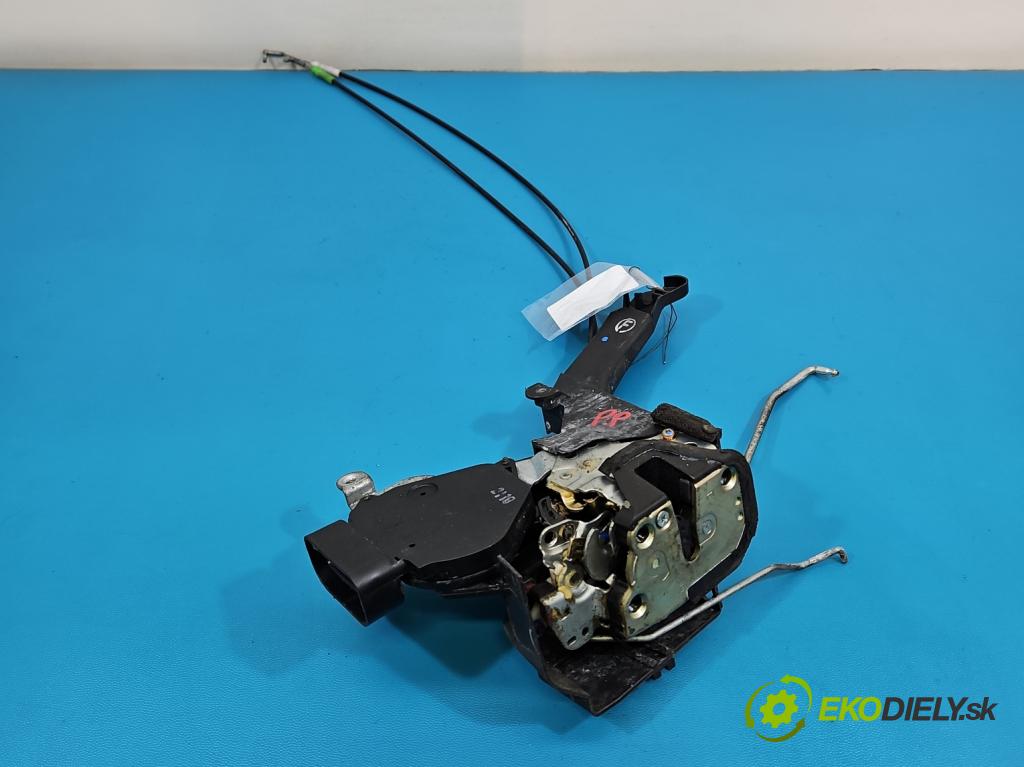 Toyota Rav4 II 2000-2005 2.0 D4D 1CD 133 hp manual 98 kW 1995 cm3 5- zámek přední pravý 