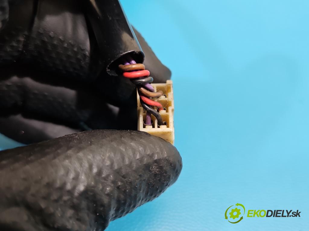 Toyota Rav4 II 2000-2005 2.0 D4D 1CD 133 HP manual 98 kW 1995 cm3 5- zrkadlo ľavé  (Kľučka dverí ostatné)