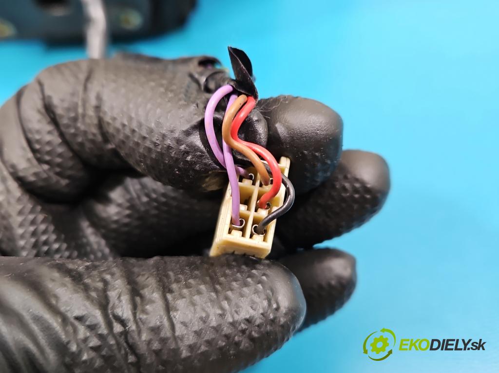 Toyota Rav4 II 2000-2005 2.0 D4D 1CD 133 hp manual 98 kW 1995 cm3 5- zpětné zrcátko pravé  (Klika dveří ostatní)