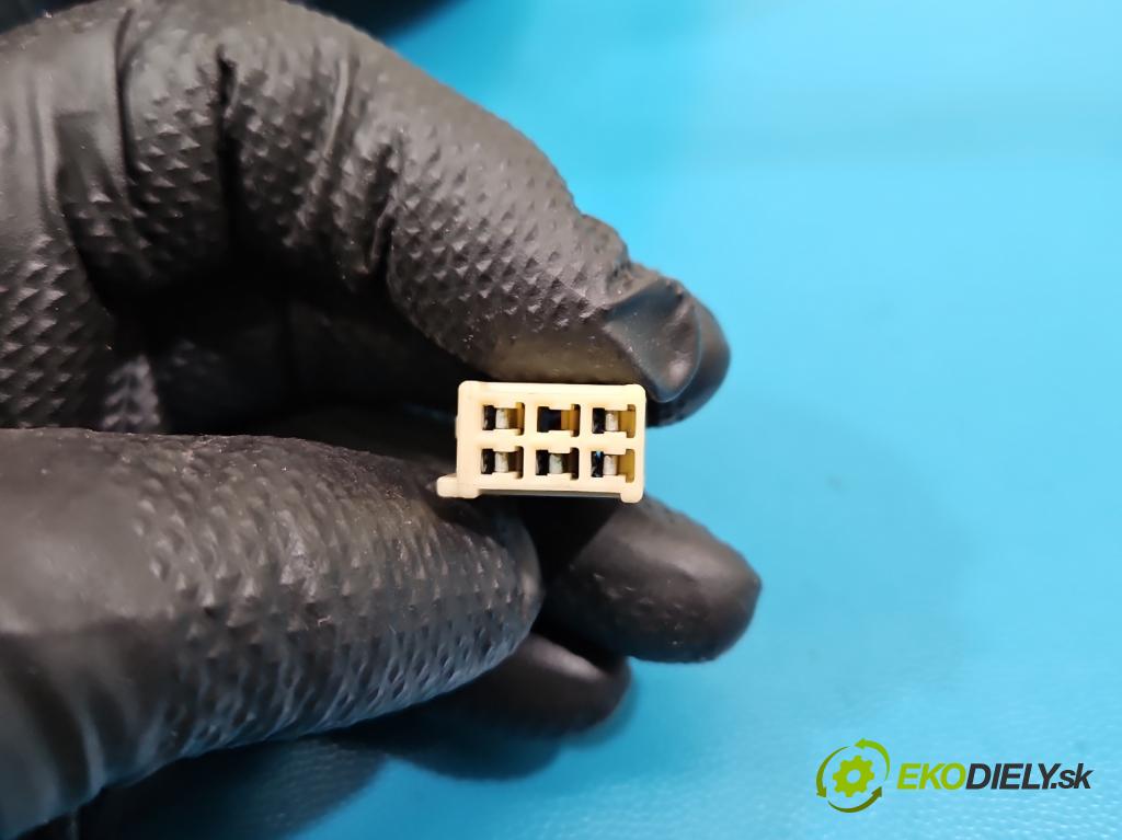 Toyota Rav4 II 2000-2005 2.0 D4D 1CD 133 hp manual 98 kW 1995 cm3 5- zpětné zrcátko pravé  (Klika dveří ostatní)