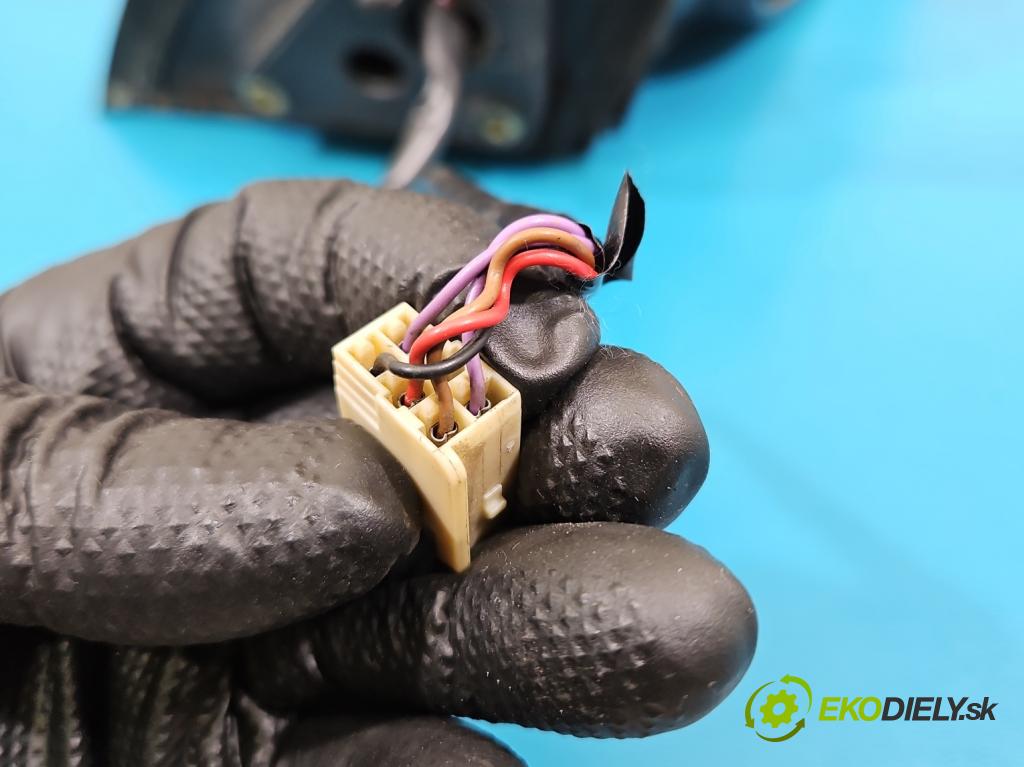 Toyota Rav4 II 2000-2005 2.0 D4D 1CD 133 hp manual 98 kW 1995 cm3 5- zpětné zrcátko pravé  (Klika dveří ostatní)