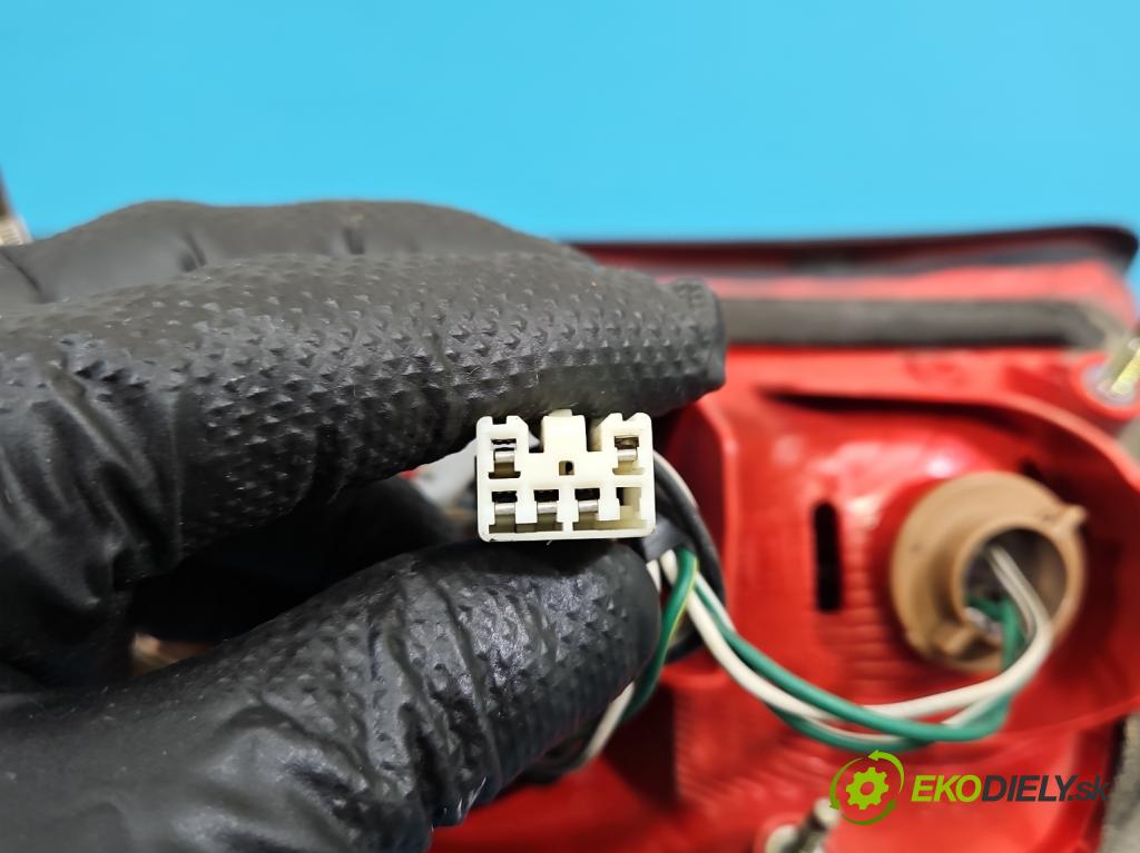 Toyota Rav4 II 2000-2005 2.0 D4D 1CD 133 HP manual 98 kW 1995 cm3 5- svetlo / reflektor zadné ľavé  (Kľučka dverí ostatné)