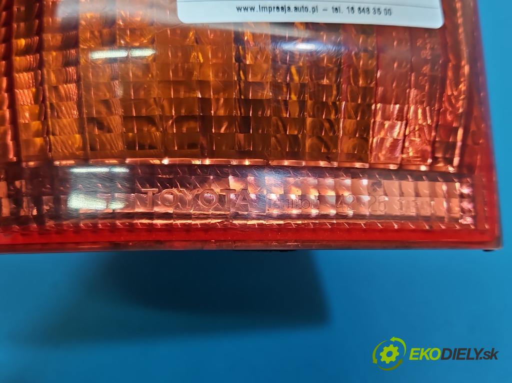 Toyota Rav4 II 2000-2005 2.0 D4D 1CD 133 HP manual 98 kW 1995 cm3 5- svetlo / reflektor zadné ľavé  (Kľučka dverí ostatné)