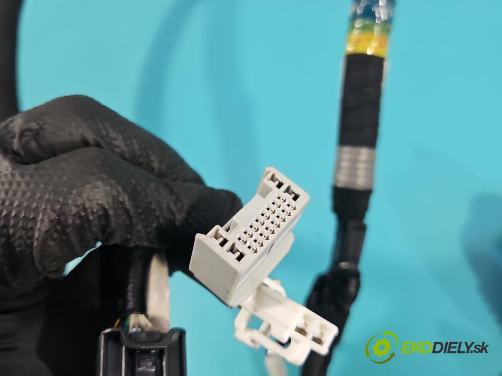 Lexus NX I 2014-2021 2.5 16V 155 HP automatic 114 kW 2494 cm3 5- Zväzok: kufrové dvere zadné 82185-78020B