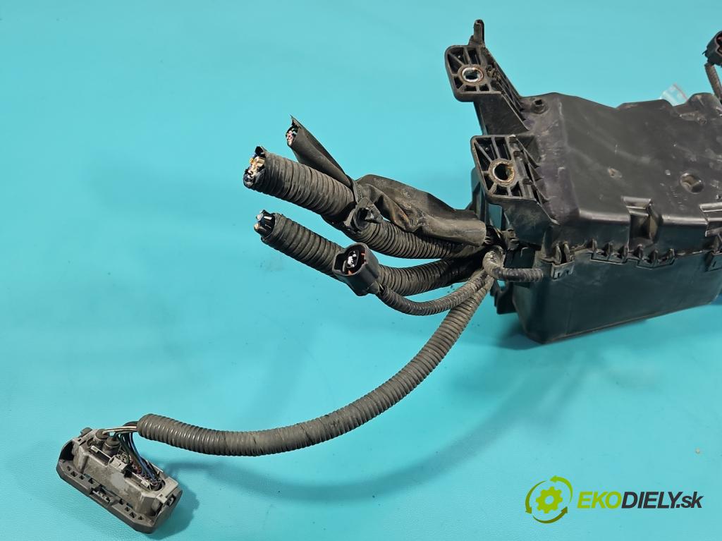 Lexus NX I 2014-2021 2.5 16V 155 HP automatic 114 kW 2494 cm3 5- skrinka poistka 82662-78080 (Poistková skrinka)