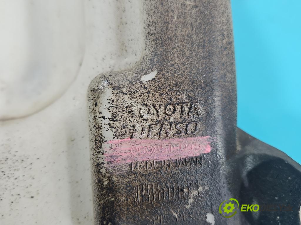 Toyota Rav4 II 2000-2005 2.0 D4D 1CD 133 HP manual 98 kW 1995 cm3 5- nádržka tekutina: ostrekovačov 060851-045