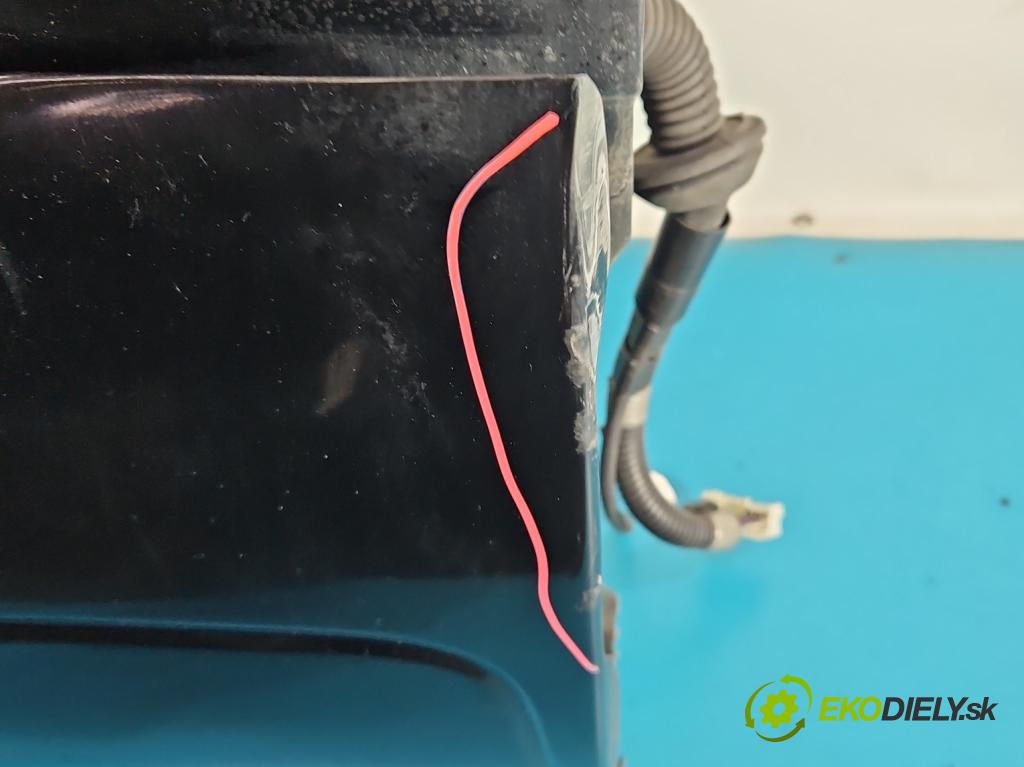 Toyota Rav4 II 2000-2005 2.0 D4D 1CD 133 HP manual 98 kW 1995 cm3 5- zadna kufor  (Kapota zadná (kufor))