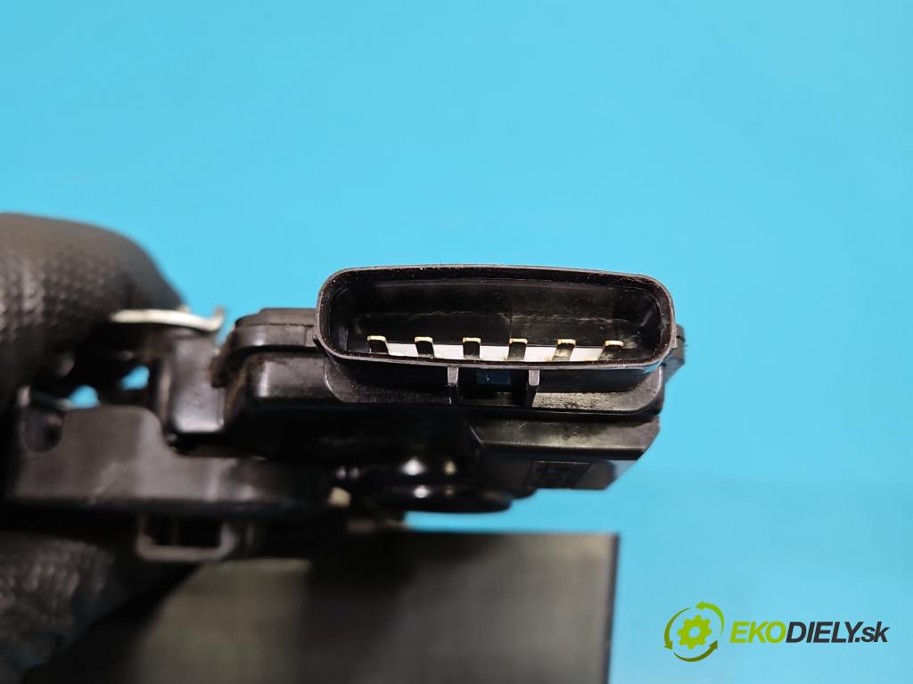 Kia Carens III  2006-2013 2.0 crdi 140 HP manual 103 kW 1991 cm3 5- zámok predné pravý