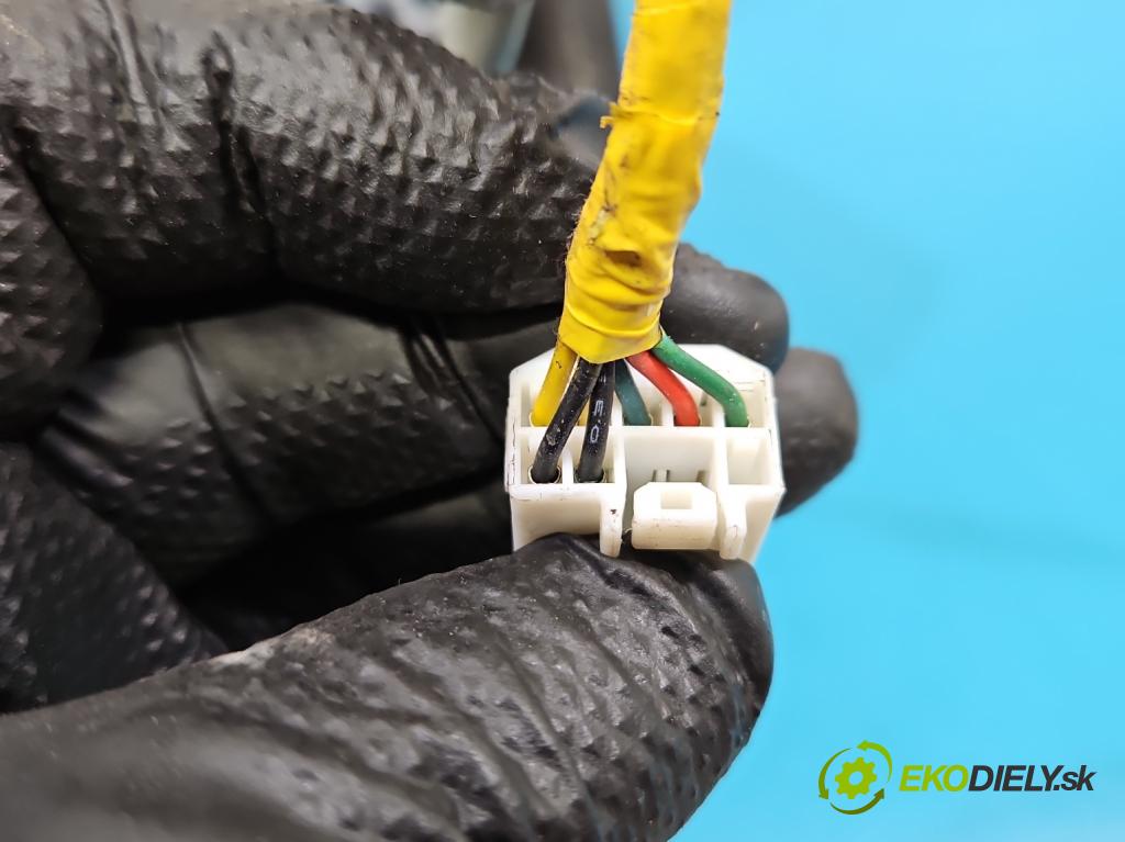 Kia Carens III  2006-2013 2.0 crdi 140 hp manual 103 kW 1991 cm3 5- zpětné zrcátko pravé  (Klika dveří ostatní)