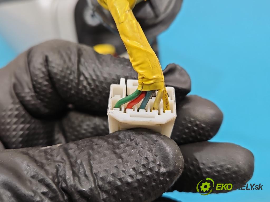 Kia Carens III  2006-2013 2.0 crdi 140 hp manual 103 kW 1991 cm3 5- zpětné zrcátko pravé  (Klika dveří ostatní)