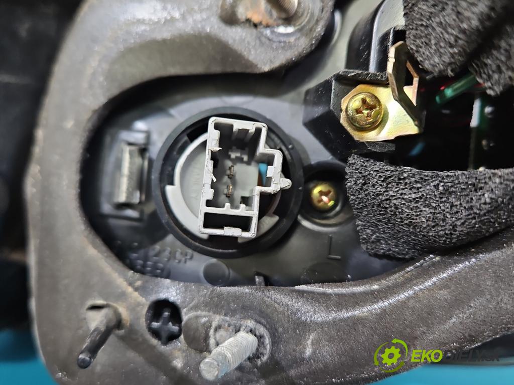 Mazda 3 I BK 2003-2009 2.0 16V 150 HP manual 110 kW 1999 cm3 5- svetlo / reflektor zadné ľavé  (Kľučka dverí ostatné)