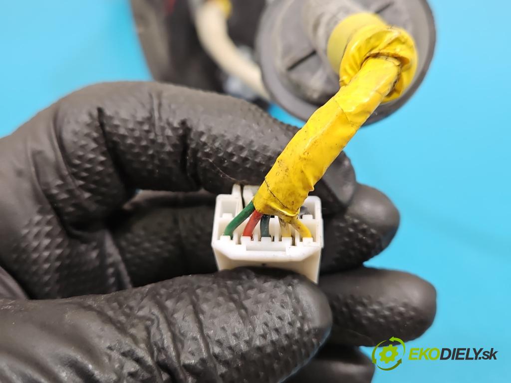 Kia Carens III  2006-2013 2.0 crdi 140 HP manual 103 kW 1991 cm3 5- zrkadlo ľavé  (Kľučka dverí ostatné)