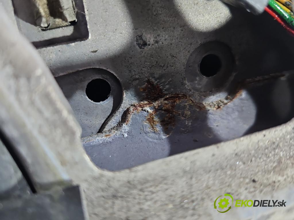 Citroen Xsara Picasso 1.6 16V 109 hp manual 80 kW 1587 cm3 5- dveře přední pravé  (Klika dveří ostatní)