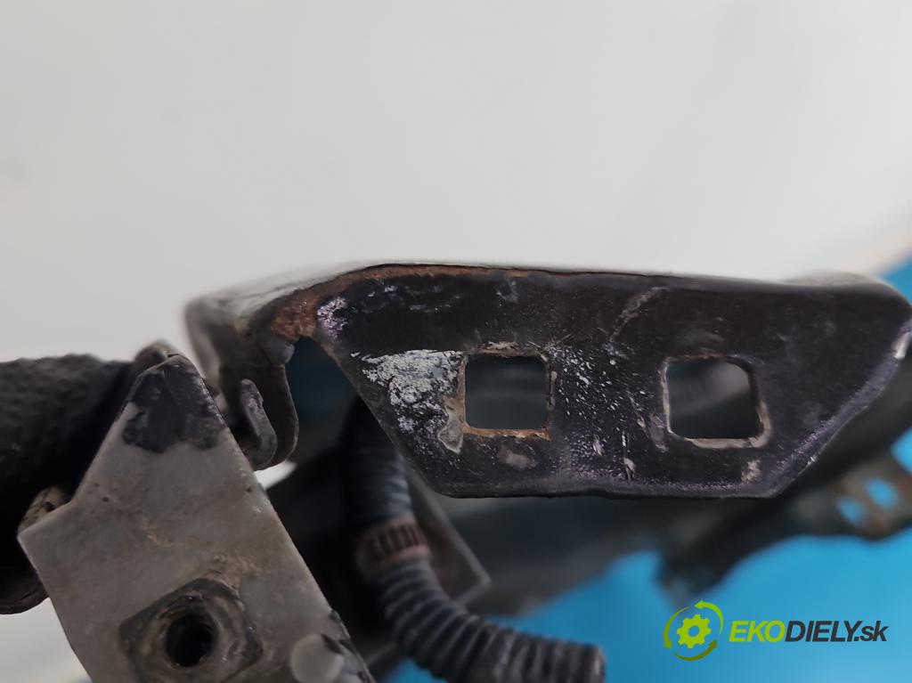 Toyota Rav4 II 2000-2005 2.0 D4D 1CD 133 HP manual 98 kW 1995 cm3 5- blatník predné pravý  (Kľučka dverí ostatné)