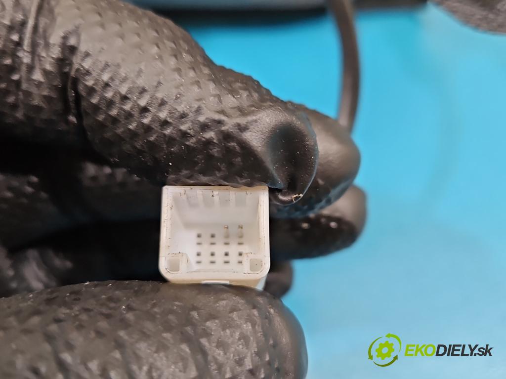 Dacia Dokker 2012- 1.5 dci 95 hp manual 70 kW 1461 cm3 5- zpětné zrcátko pravé  (Klika dveří ostatní)