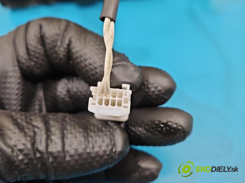 Dacia Dokker 2012- 1.5 dci 95 hp manual 70 kW 1461 cm3 5- zpětné zrcátko pravé  (Klika dveří ostatní)