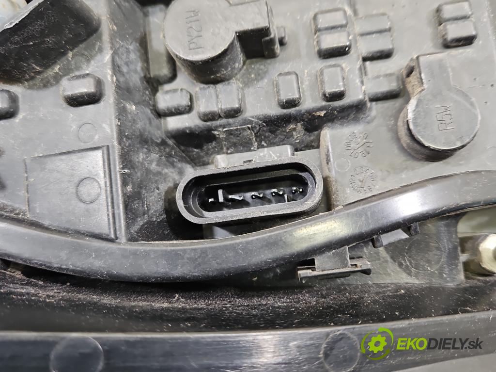 Mitsubishi Colt Z30 VI 2004-2012 1.3 16V 95 HP manual 70 kW 1332 cm3 5- svetlo / reflektor zadné pravé  (Kľučka dverí ostatné)