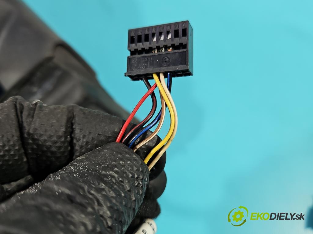 Vw Touran I 2003-2015 2.0 tdi 140 HP manual 103 kW 1968 cm3 5- zrkadlo pravé  (Kľučka dverí ostatné)