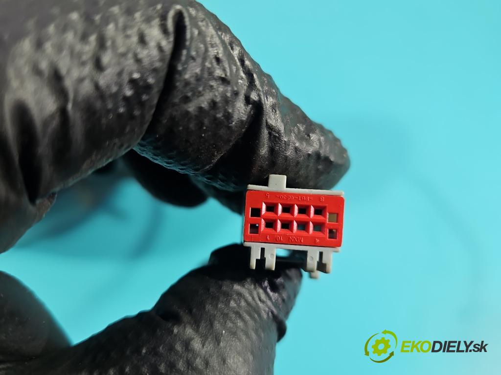 Ford Fiesta Mk7 2008-2017 1.2 16V 82 HP manual 60 kW 1242 cm3 3- zrkadlo ľavé 4202-012 (Kľučka dverí ostatné)