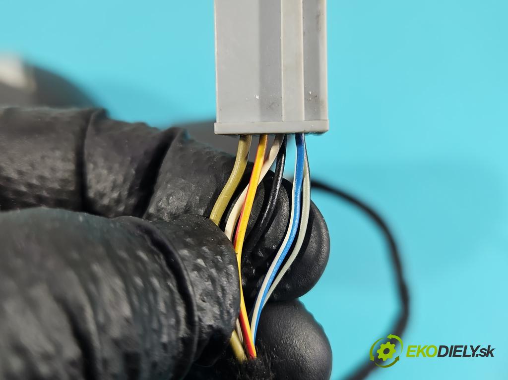 Ford Fiesta Mk7 2008-2017 1.2 16V 82 HP manual 60 kW 1242 cm3 3- zrkadlo ľavé 4202-012 (Kľučka dverí ostatné)