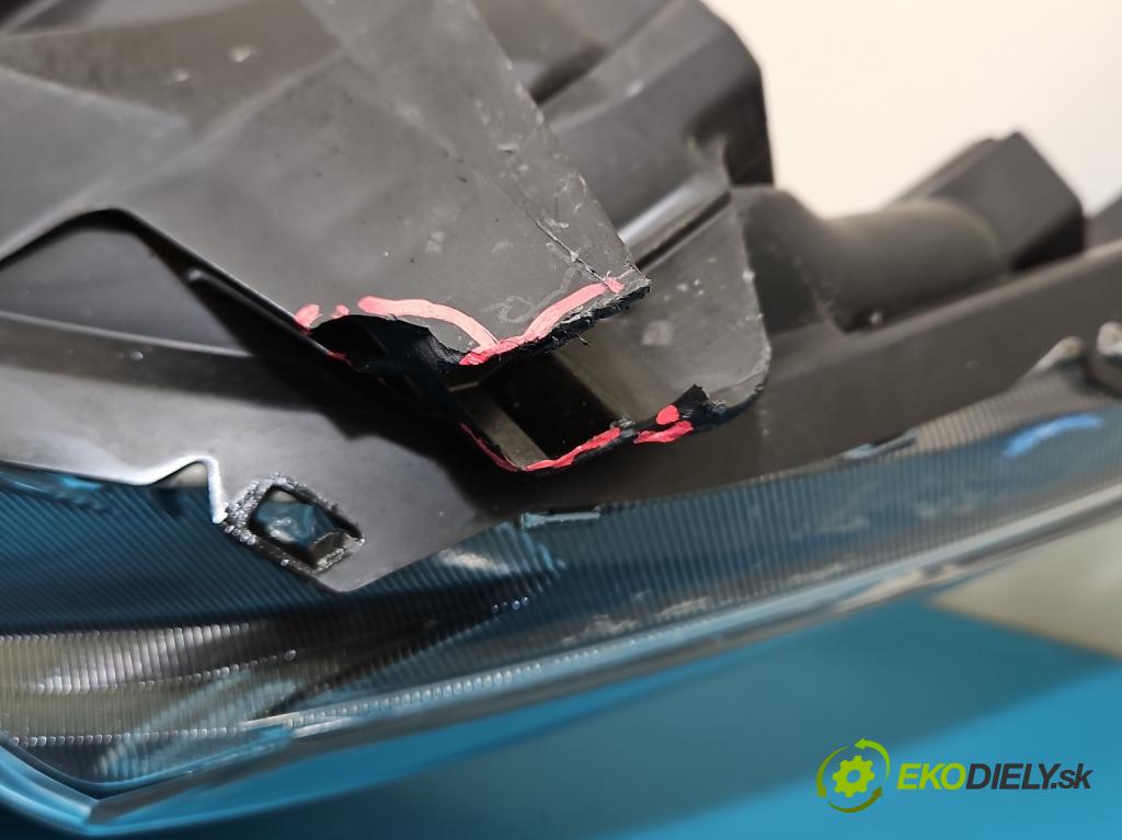 Mitsubishi Eclipse Cross  1.5 T 163 HP manual 120 kW 1499 cm3 5- Reflektor: pravý  (Svetlo predné pravé)