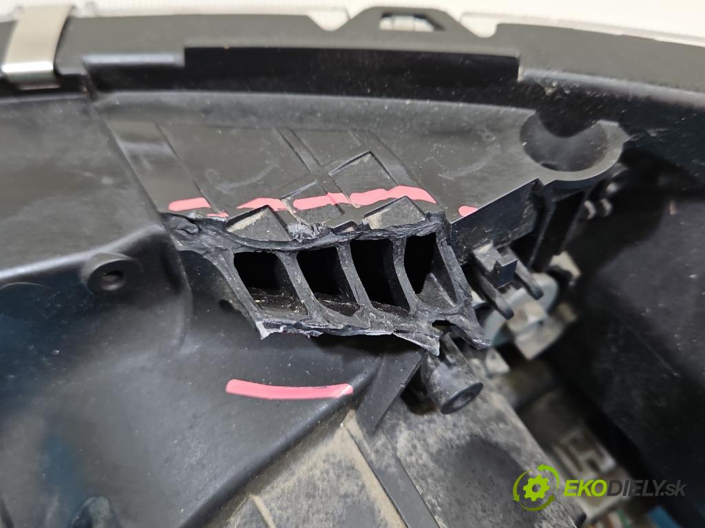 Mitsubishi Eclipse Cross  1.5 T 163 HP manual 120 kW 1499 cm3 5- Reflektor: pravý  (Svetlo predné pravé)