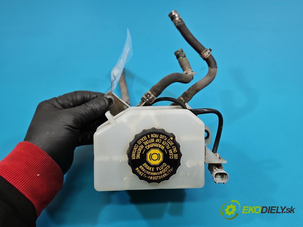 Lexus NX I 2014-2021 2.5 16V 155 hp automatic 114 kW 2494 cm3 5- nádržka tekutina: brzdový