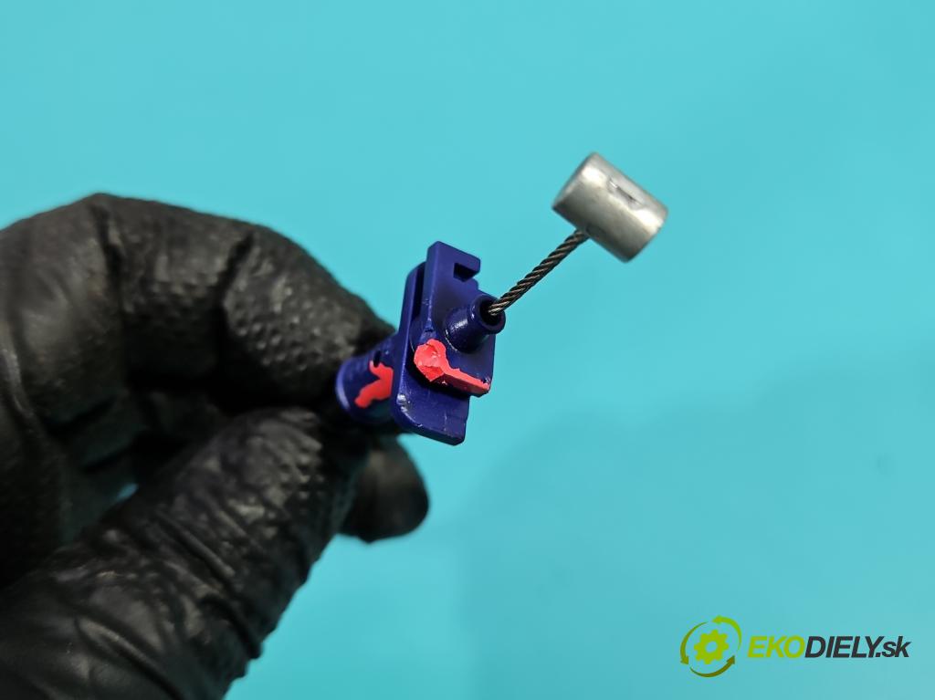 Jaguar F-Pace 16- 2.0d 241KM automatic 177 kW 1999 cm3 5- zámek zadní pravý HK83-24994-CC