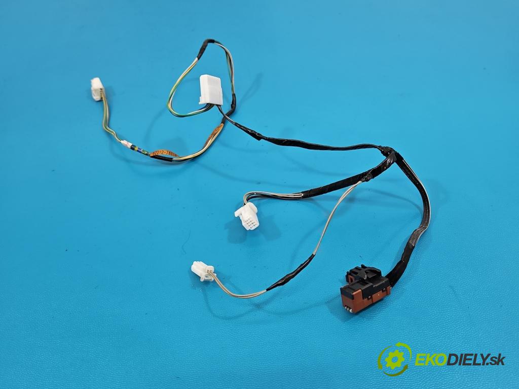 Lexus NX I 2014-2021 2.5 16V 155 HP automatic 114 kW 2494 cm3 5- Zväzok: ostatné 82212-78010