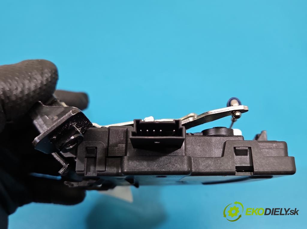 Jaguar F-Pace 16- 2.0d 241KM automatic 177 kW 1999 cm3 5- zámek kufrových dveří zadní 404C10AD