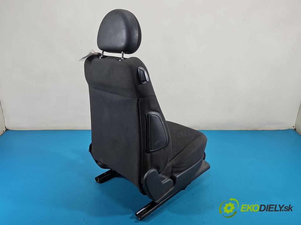 Opel Corsa C 2000-2006 1.2 16V 75 HP manual 55 kW 1199 cm3 3- Sedačka pravý (Sedadlo)