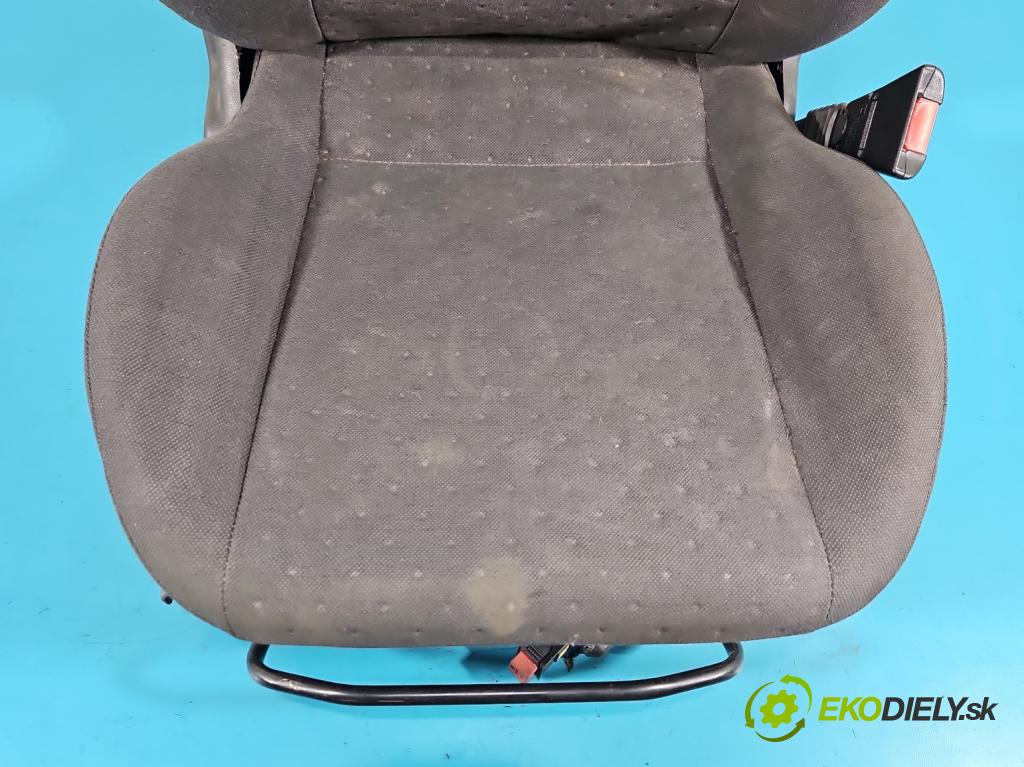 Opel Corsa C 2000-2006 1.2 16V 75 HP manual 55 kW 1199 cm3 3- Sedačka pravý (Sedadlo)