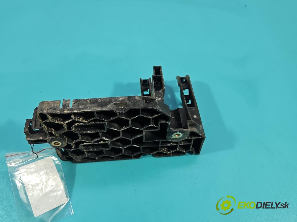 Bmw i3 2013–2022 0.0 elektrický: 170 HP automatic 125 kW 1 cm3 5- Upevnenie: 7625410