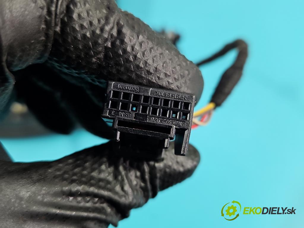 Vw Golf VI 2008-2013 1.6 tdi 105 HP manual 77 kW 1598 cm3 5- zrkadlo ľavé  (Kľučka dverí ostatné)