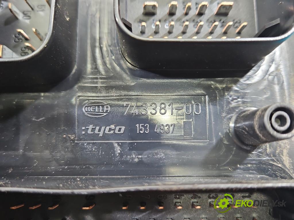 Opel Astra III 2004-2014 1.6 16V 105 HP manual 77 kW 1598 cm3 5- skrinka poistka 5DK008668-50 (Poistková skrinka)