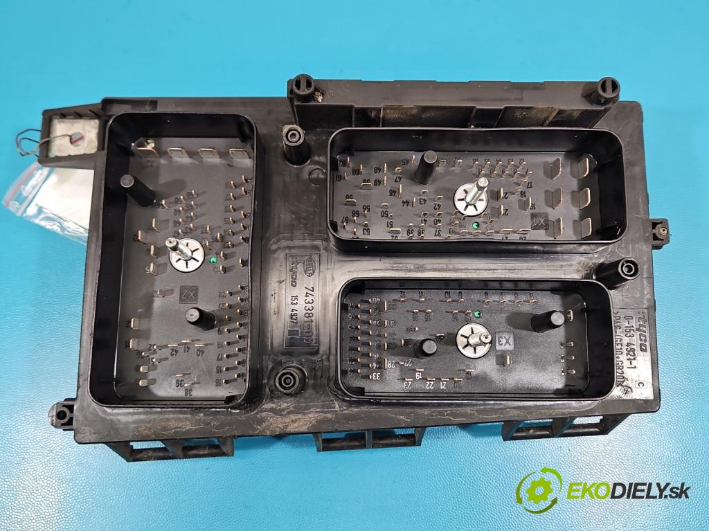 Opel Astra III 2004-2014 1.6 16V 105 HP manual 77 kW 1598 cm3 5- skrinka poistka 5DK008668-50 (Poistková skrinka)