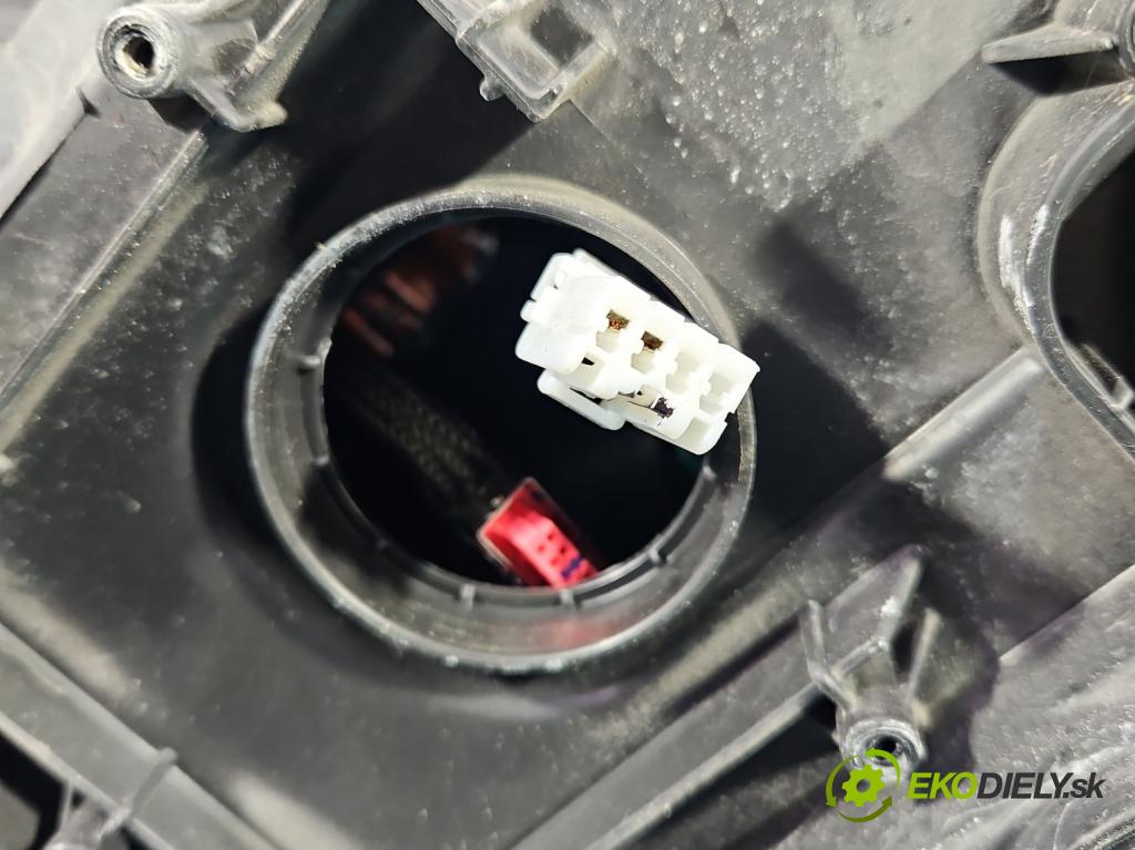 Vw Passat B7 2010-2014 2.0 tdi 140 HP manual 103 kW 1968 cm3 5- Reflektor: pravý 3AB941752 (Svetlo predné pravé)