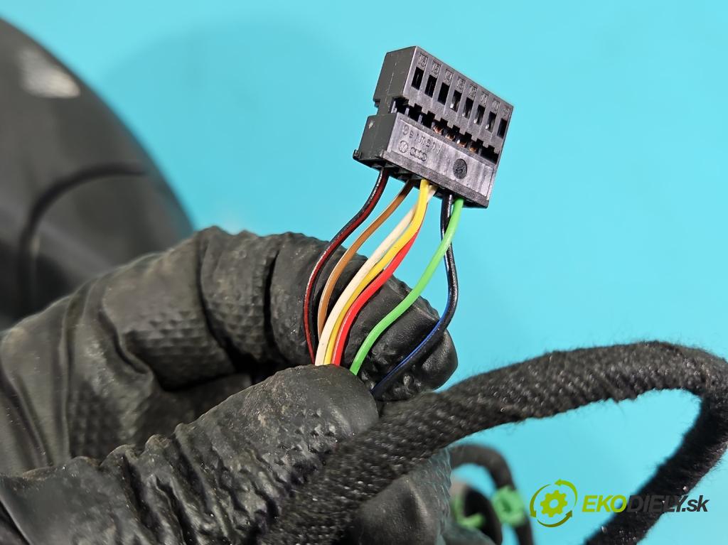 Vw Passat B7 2010-2014 2.0 tdi 140 HP manual 103 kW 1968 cm3 5- zrkadlo pravé  (Kľučka dverí ostatné)