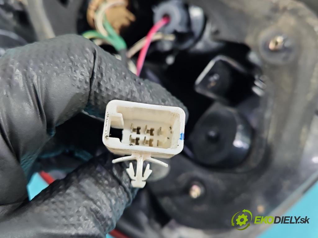 Toyota Corolla E11 1997-2002 1.4 16V 84KM manual 62 kW 1332 cm3 3- světlo zadní pravé  (Klika dveří ostatní)