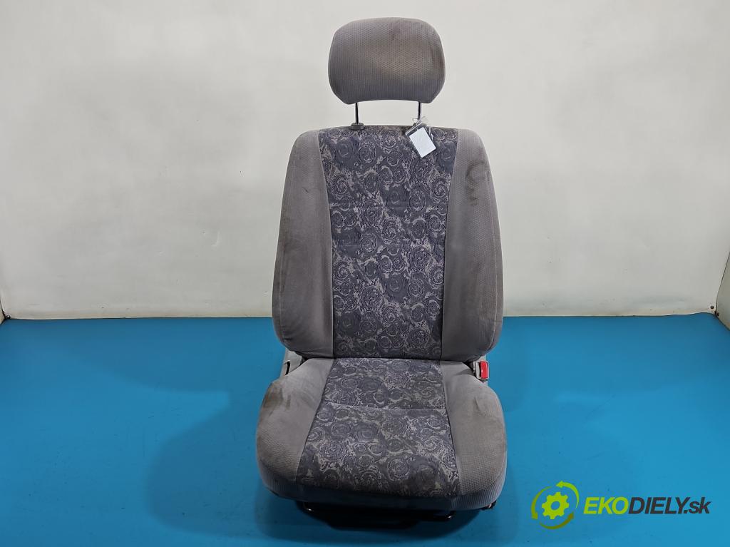 Toyota Corolla E11 1997-2002 1.4 16V 84KM manual 62 kW 1332 cm3 3- Sedačka pravý  (Sedadlo)