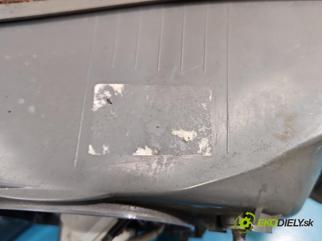 Toyota Avensis III T27 2009-2018 1.8 vvti 147 HP manual 108 kW 1798 cm3 4- svetlo / reflektor zadné ľavé  (Kľučka dverí ostatné)