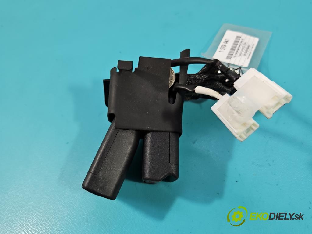 Toyota Corolla E21 2019- 1.8 16V 98 hp automatic 72 kW 1798 cm3 4- stěna bezpečnost zadní levý